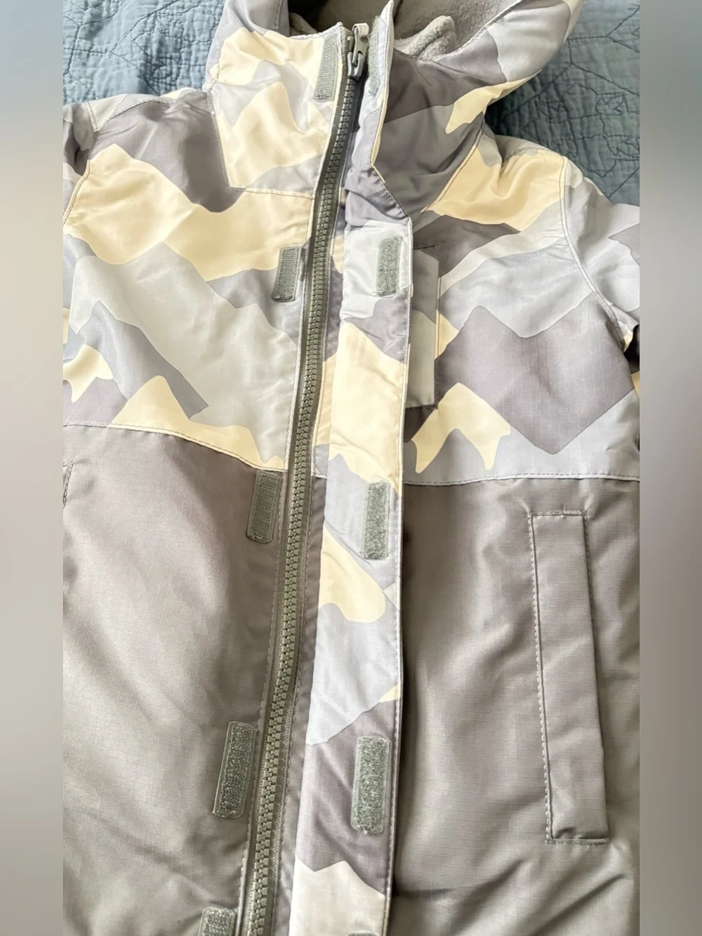 CHILDREN’S PLACE GRAY BEIGE CAMOUFLAGE HOODED COAT, size 4 XS/TP